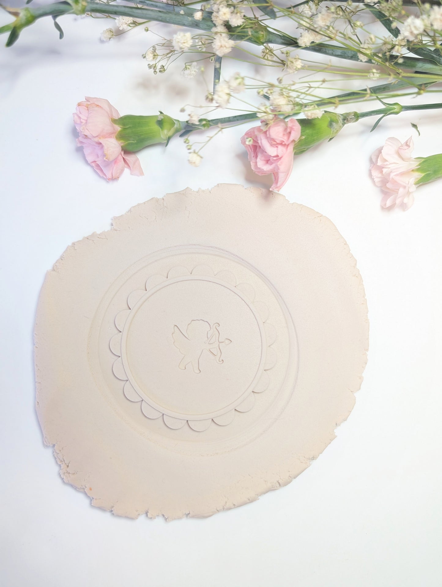 Cupid scalloped circle